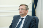 Олег Мельниченко призвал активнее внедрять в работу МФЦ современные цифровые услуги