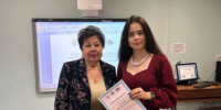 Наталья Симакова вручает свидетельства участникам, фото Натальи Алексеевой - Отделение РГО