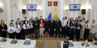 Врио начальника УМВД в Пензе вручил 14-летним активистам первые паспорта - Stolica58.Ru