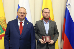 В День Конституции РФ губернатор Олег Мельниченко вручил пензенцам награды. Фоторепортаж