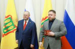 Губернатор Олег Мельниченко наградил Валерия Чуйкова за помощь СВО