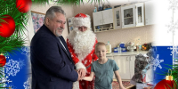 Василий Ложкин вручил новогодний подарок юному жителю Бессоновки в рамках акции «Елка желаний» - Министерство региональной безопасности