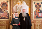 Митрополит Серафим наградил преподавателя ПХУ Екатерину Кирьянову