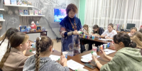 В городской библиотеке №19 для юных читателей состоялся мастер-класс по росписи новогодней игрушки - ЦБС города Пензы