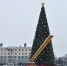 На площади Ленина начали демонтировать главную городскую елку - Комсомольская правда