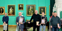 Женская половина коллектива галереи искренне поздравила коллег‑мужчин с наступающим Днем защитника Отечества - Картинная галерея им. К.А. Савицкого