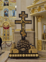 Митрополит Серафим освятил отреставрированный крест XVIII века в Спасском кафедральном соборе