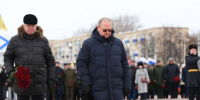Олег Мельниченко почтил память героев у монумента воинской и трудовой Славы - Stolica58.Ru