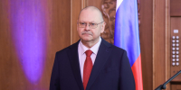 Олег Мельниченко вручил награды женщинам, отличившимся в труде и общественной деятельности - Правительство