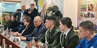 Олег Мельниченко со студентами и преподавателями колледжа||Фото автора - Пензенская Правда