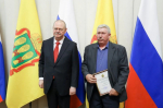 Олег Мельниченко вручил награды работникам сферы ЖКХ