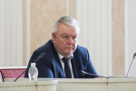 Олег Мельниченко выступил перед депутатами с отчетом о развитии региона в 2025 году