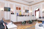 Олег Мельниченко выступил перед депутатами с отчетом о развитии региона в 2025 году