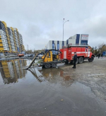 Коммунальные службы откачивают воду у ТЦ на проспекте Строителей в Пензе
