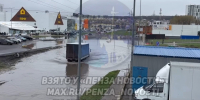 В Пензе у ТЦ на проспекте Строителей «утонула» еще одна легковушка - Stolica58.Ru