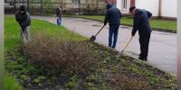 Субботник в ГАУ «МФЦ»: сотрудники приняли участие в месячнике по благоустройству - Мои Документы г. Пензы