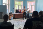 Артист академического хора Сергей Евстигнеев выступил в госпитале
