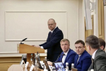 Губернатор принял участие в парламентских слушаниях||Фото vk.com/ov_melnichenko