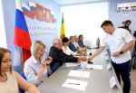 Олег Мельниченко стал первым кандидатом на предстоящих выборах губернатора. Фоторепортаж из Избиркома