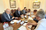 Олег Мельниченко и Роман Троценко обсудили инвестпроект по строительству животноводческого комплекса