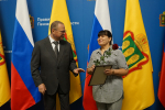 Губернатор Олег Мельниченко наградил лучших представителей сферы торговли