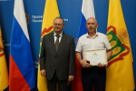 Губернатор Олег Мельниченко наградил лучших представителей сферы торговли