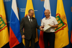 Губернатор Олег Мельниченко наградил лучших представителей сферы торговли