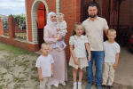 Олег Мельниченко встретился с многодетной семьей и обсудил меры поддержки