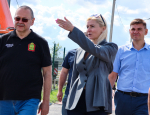 Олег Мельниченко проверил ход строительства модульного плавательного бассейна