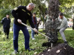 Олег Мельниченко принял участие в высадке деревьев в Лермонтовском сквере